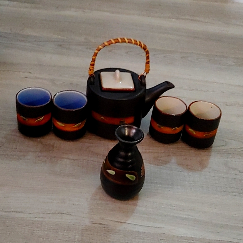 This listing is for a hard to find TEA SET in the Solaris pattern